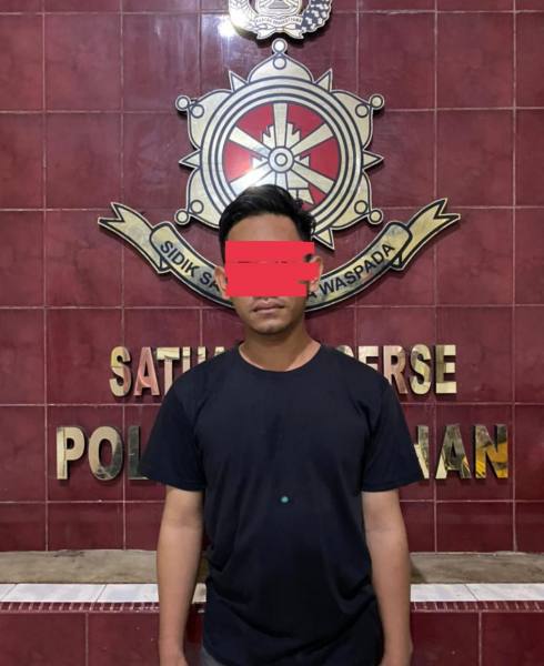 Teks foto :
PENCABULAN : Inilah MIA, seorang oknum guru di Pesantren Darul Hikmah di Desa Sei Alim Hassak yang diamankan Unit PPA Polres Asahan karena diduga melakukan pencabulan oleh muridnya, Kamis (5/1/2023)
Kisaran, 5/1/2023