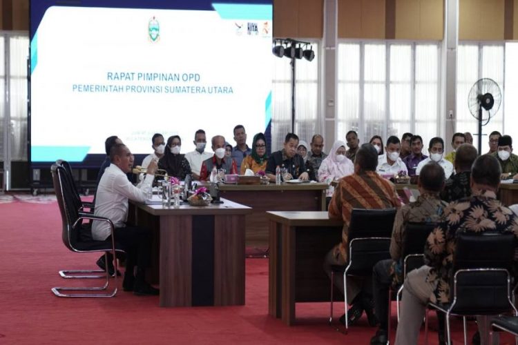 FOTO

Gubernur Sumatera Utara (Sumut) Edy Rahmayadi didampingi Sekretaris Daerah Provinsi Sumut Arief S Trinugroho memimpin rapat seluruh Organisasi Perangkat Daerah Provinsi Sumut di Aula Tengku Rizal Nurdin Jalan Jenderal Sudirman Nomor 41 Medan, Jumat (6/1).
(Foto : Diskominfo Provsu)