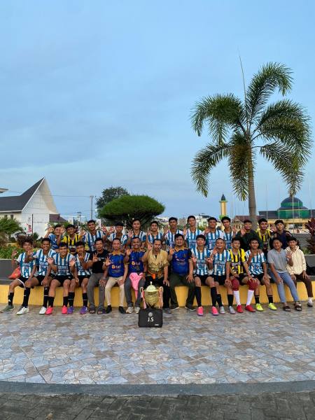 Teks Poto :
Gubsu diwakili Staf Ahli Gubsu Kaiman Turnip pose bersama Ketua Panitia Ingan Pane dan para peserta sembari memegang Piala Gubernur Sumatera Utara. (Poto : )