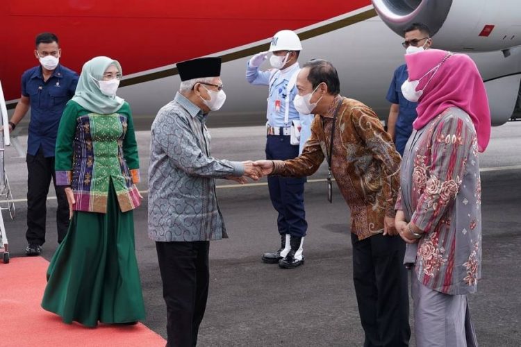 FOTO

 Sekretaris Daerah (Sekda) Provinsi Sumut, Arief Sudarto Trinugroho bersama Ketua Tim Penggerak Pemberdayaan dan Kesejahteraan Keluarga (TP PKK) Sumut Nawal Lubis dan Forkopimda menyambut kedatangan Wakil Presiden Republik Indonesia,  K.H. Ma'ruf Amin di Bandar Udara FL. Tobing, Kabupaten Tapanuli Tengah, Selasa (14/02/2023). Adapun kunjungan Wapres dalam rangka menghadiri acara Barus Bershalawat untuk Indonesia. (DISKOMINFO SUMUT)