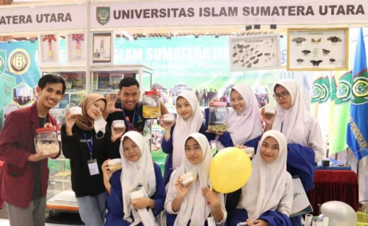 Teks foto 1:
Siswa SMA foto bersama saat berkunjung ke stand UISU dalam ajang pameran pendidikan tinggi di Ground Floor Ringroad City Walk.