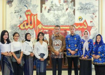FOTO

Wakil Gubernur (Wagub) Sumatera Utara (Sumut) Musa Rajekshah menerima kunjungan Laura Tias Avionita Sinaga di Rumah Dinas Wagub, Jalan Teuku Daud, Medan, Senin (17/4). (DISKOMINFO SUMUT)