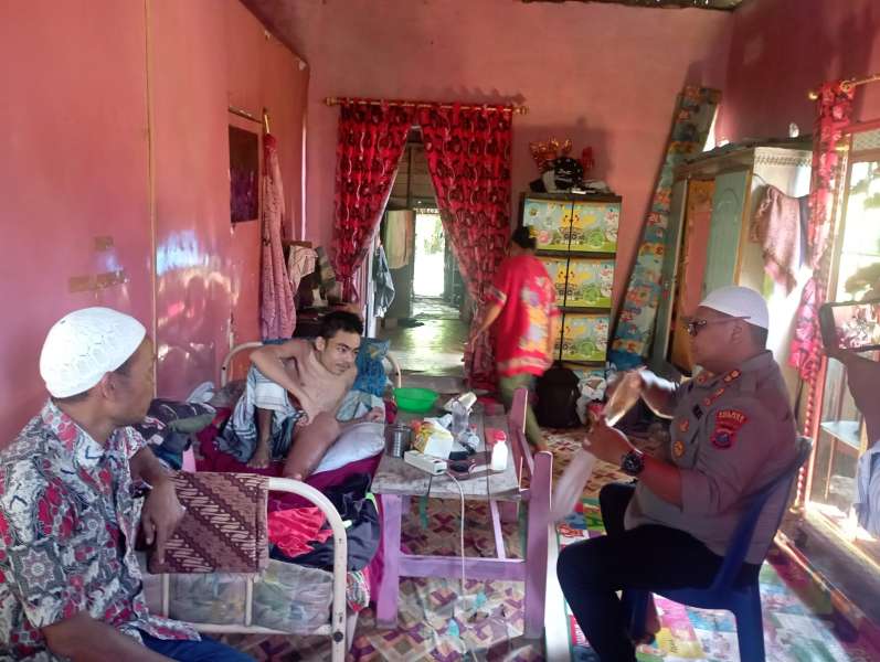 “Tanjung Balai Police Chief Provides Compassionate Assistance to Resident Battling Bone Cancer”