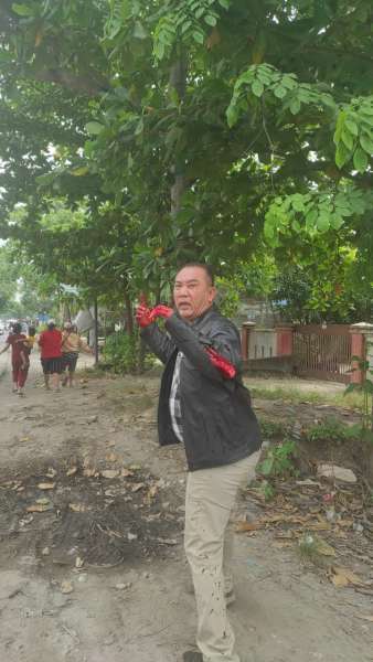 Teks photo.

Salah satu pemuda Jalan H Anif Medan, kampung Kompak, Desa Sampali, Kecamatan Percut Sei Tuan terluka terkena senjata tajam preman yang meneror warga, Jumat (3/4/2024).