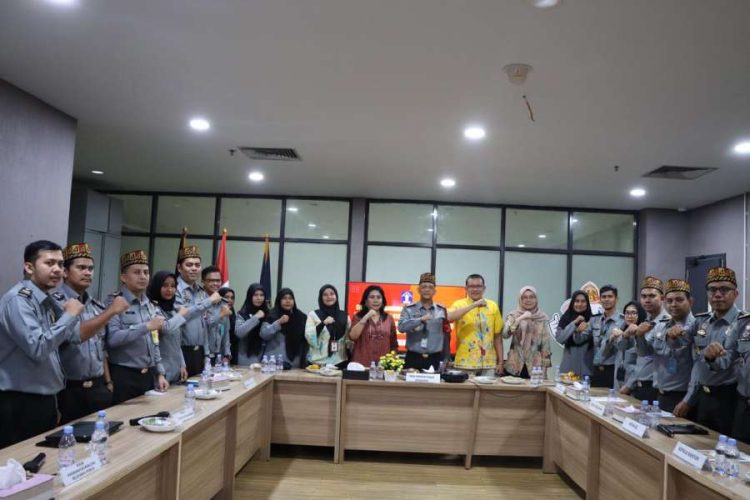 Kepala Kantor Imigrasi ( Kakanim) Kelas I  TPI Banda Aceh Gindo Ginting SH MH, saat sedang memberikan pemaparan materi.