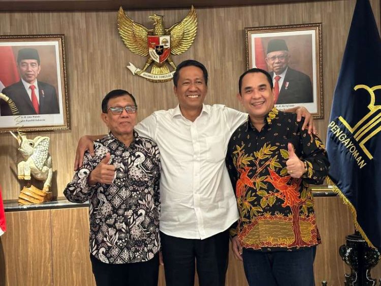 Menteri Hukum dan HAM Supratman Andi Agtas menjembatani upaya rekonsiliasi di tubuh Persatuan Wartawan Indonesia (PWI) yang diwakili oleh dua tokohnya, yaitu Hendry Ch Bangun dan Zulmansyah Sekedang. Pertemuan untuk upaya rekonsiliasi tersebut disaksikan tiga anggota Dewan Pers, yaitu M Agung Dharmajaya (wakil ketua), Totok Suryanto (anggota), dan Yadi Hendriana (anggota) serta Dirjen AHU Cahyo Rahadian Muzar dan Staf khusus Menteri Ahmad Ali Fahmi, Rabu (28/8/2024) malam.