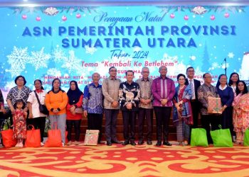 FOTO
Pj Gubernur Sumatera Utara (Sumut) Agus Fatoni didampingi oleh Pj Sekretaris Daerah Provinsi Sumut Effendy Pohan menghadiri perayaan Natal Aparatur Sipil Negara (ASN) Pemerintah Provinsi Sumut di Aula Raja Inal Siregar, Lantai 2, Kantor Gubernur Sumut Jalan Diponegoro Kota Medan, Rabu (18/12) malam.