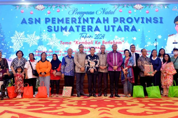 FOTO
Pj Gubernur Sumatera Utara (Sumut) Agus Fatoni didampingi oleh Pj Sekretaris Daerah Provinsi Sumut Effendy Pohan menghadiri perayaan Natal Aparatur Sipil Negara (ASN) Pemerintah Provinsi Sumut di Aula Raja Inal Siregar, Lantai 2, Kantor Gubernur Sumut Jalan Diponegoro Kota Medan, Rabu (18/12) malam.