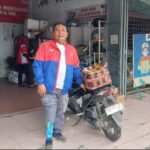 Teks foto:Pewarta.co/agustina
Bang Ramon tak hanya mengantarkan paket, tapi juga harapan. Meski kehilangan kaki kanan, ia tetap tangguh berdiri sebagai mitra JNE Sergai